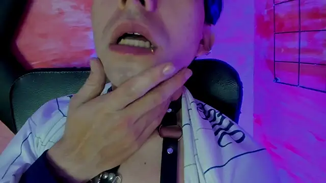 Eliot_X: διαδικτυακό σόου στην κάμερα