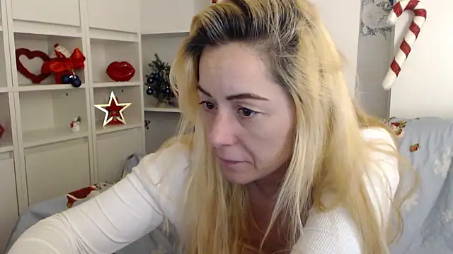 _karolynesyera_'s Live XXX Chat