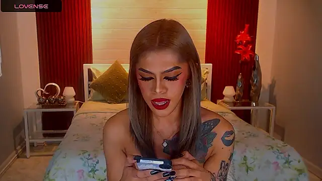 StellaStrong30: διαδικτυακό σόου στην κάμερα