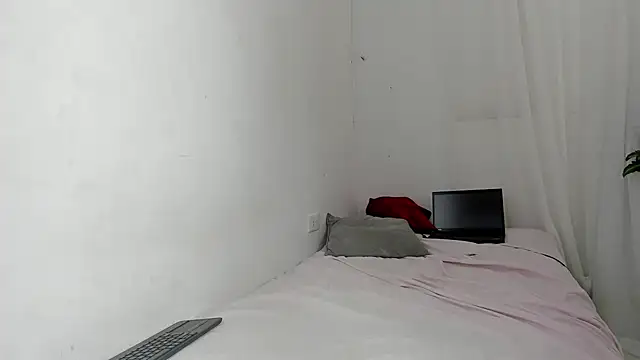 Laura_and_Kevin's Live XXX Chat