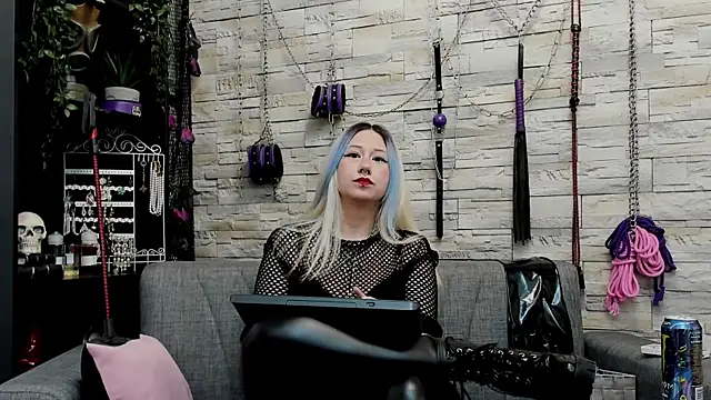 CruelMistress Adlı Modelin Canlı XXX Sohbeti