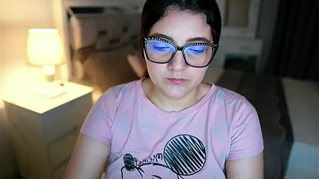 Camilaa_bueno Adlı Modelin Canlı XXX Sohbeti