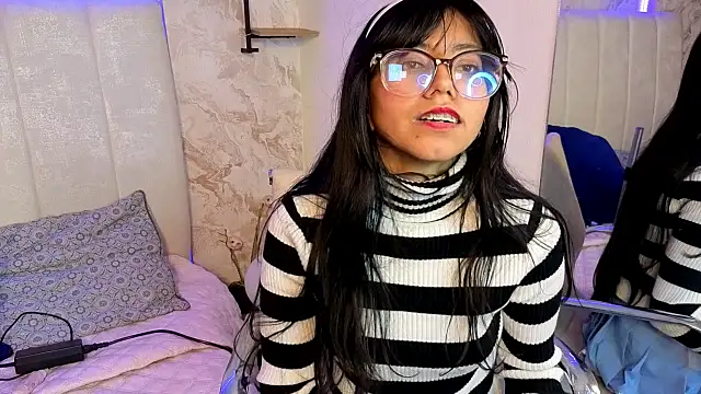 VioletxBloom Adlı Modelin Canlı XXX Sohbeti