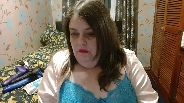 Pokazy przed kamerką – HousewifeMilf_Courtney