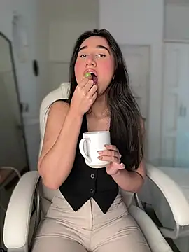 julieta_jhonss' Live XXX Chat