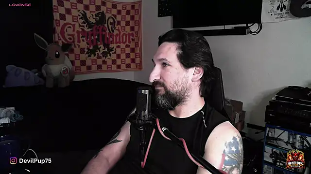 DevilPup75_ Show in webcam