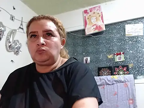 Perla1981-- live XXX chat