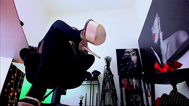 Chatroom XXX en direct de MistressDemisweet