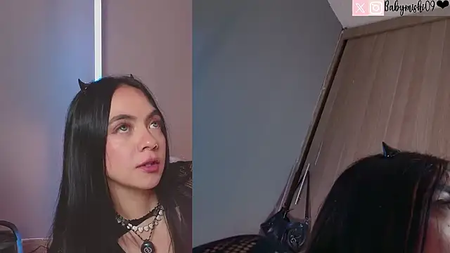 XXX chat uživo modela Babymishi