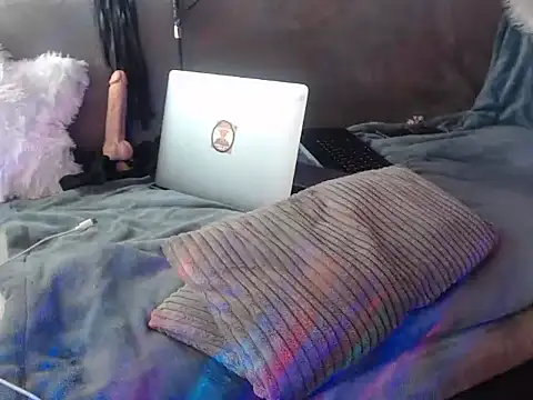 XXX chat uživo modela GoddessMonicaAngels