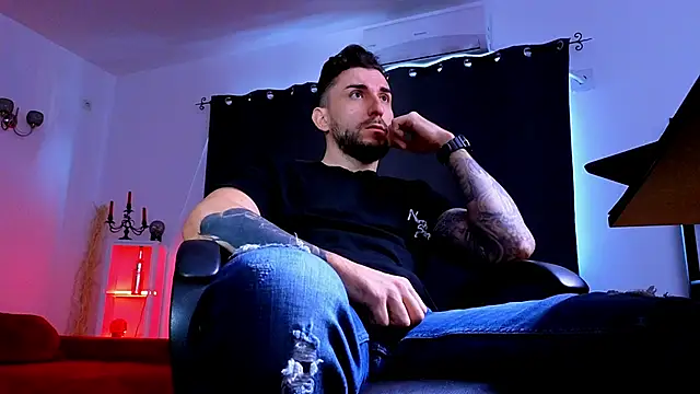 MightyAaron66's Live XXX Chat