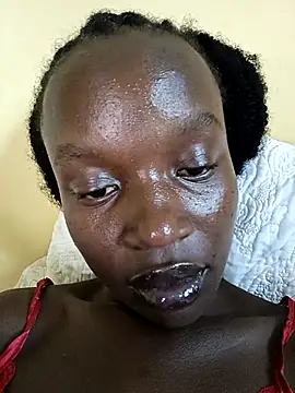 Juicylittle_slute élő XXX-chatje