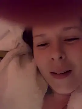 CUMFOREVERY1nTitTiES2 élő XXX-chatje