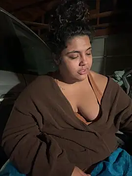 1n0nlythroat Chat XXX in diretta