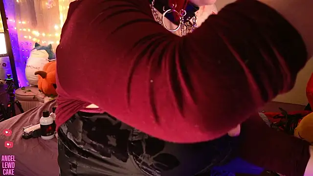 Angel-Lewd-Cake: онлайн-секс-чат