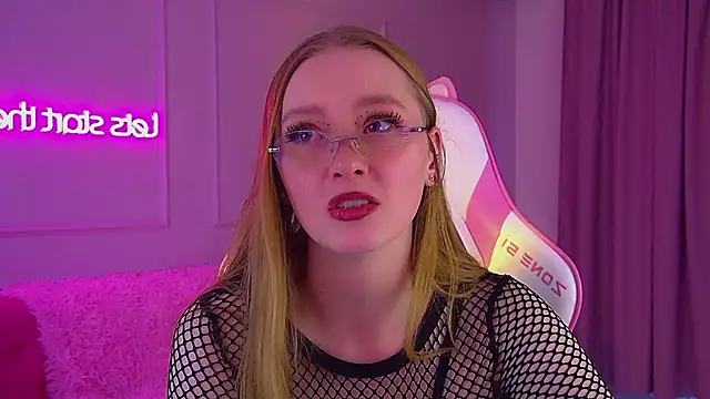 AgataFoxley Adlı Modelin Canlı XXX Sohbeti
