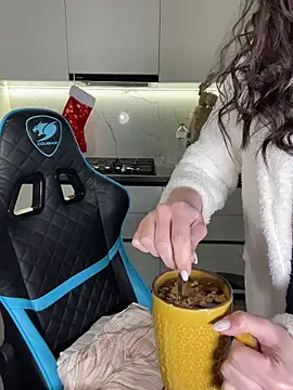 CurlyLara Adlı Modelin Canlı XXX Sohbeti