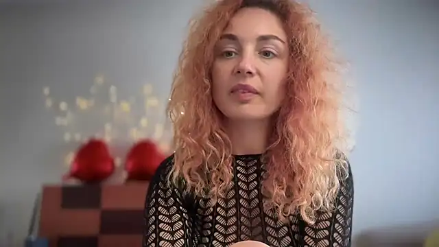 Reddgiirl Adlı Modelin Canlı XXX Sohbeti