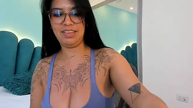 sharlott18's Live XXX Chat