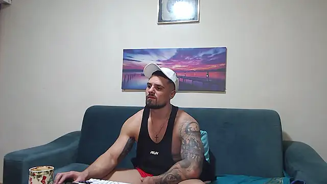 Show modela Tiberius_hunk na web-kameri