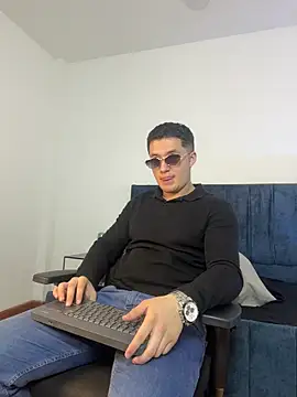 Alexander_Connor 现场XXX聊天