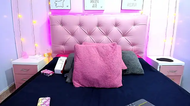 Issaa_Tyler live XXX chat