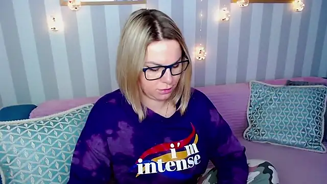 MonaLisaG's Live XXX Chat