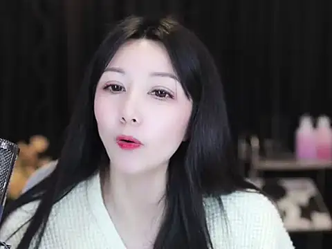 Nuyoah-77's Live XXX Chat