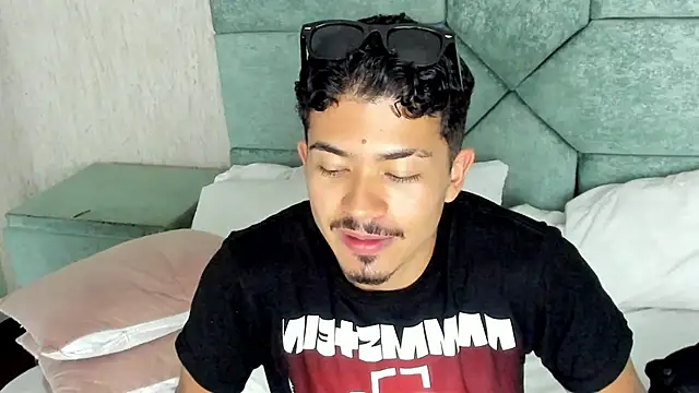 NicolaiKarav Adlı Modelin Canlı XXX Sohbeti