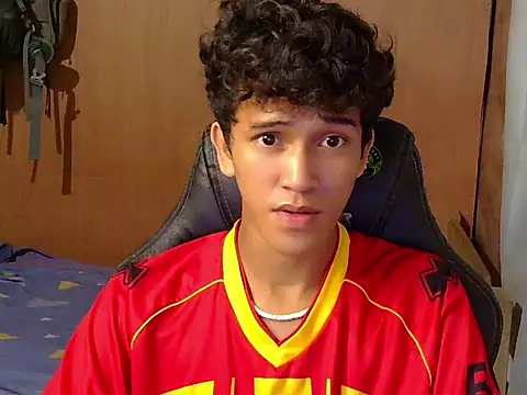 Show modela hugekenbigcock na web-kameri