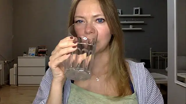 MillieShow élő XXX-chatje