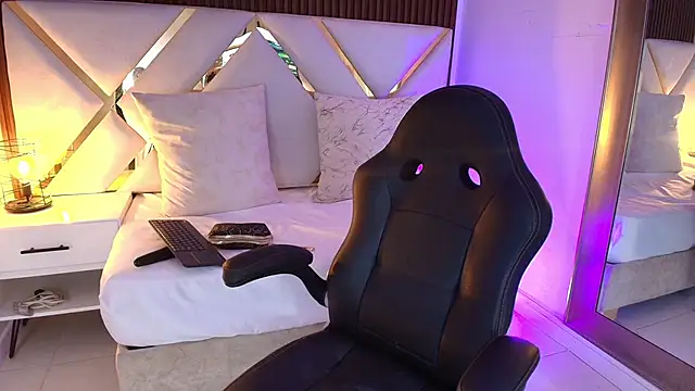 Emelie_Ch1: онлайн-секс-чат