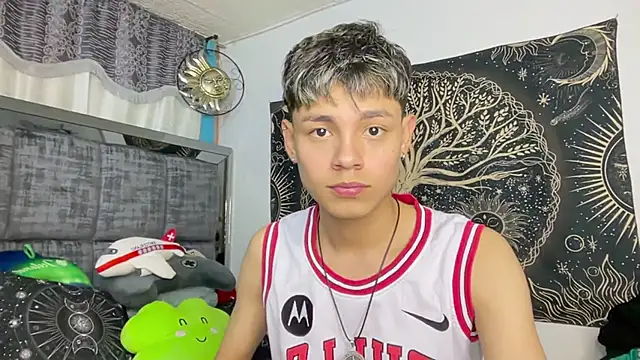 Andy_Belier23: διαδικτυακό σόου στην κάμερα