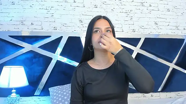 AlaiaDew Adlı Modelin Canlı XXX Sohbeti