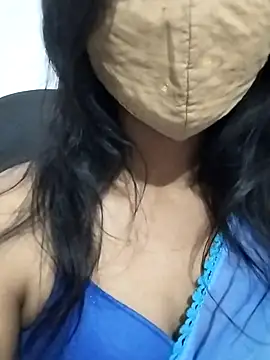 Triveni-Lovely: διαδικτυακό σόου στην κάμερα