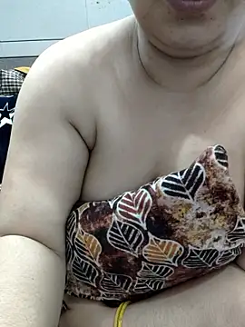 janvi_100: διαδικτυακό σόου στην κάμερα