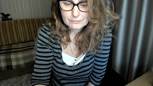 lauraoven Chat XXX live