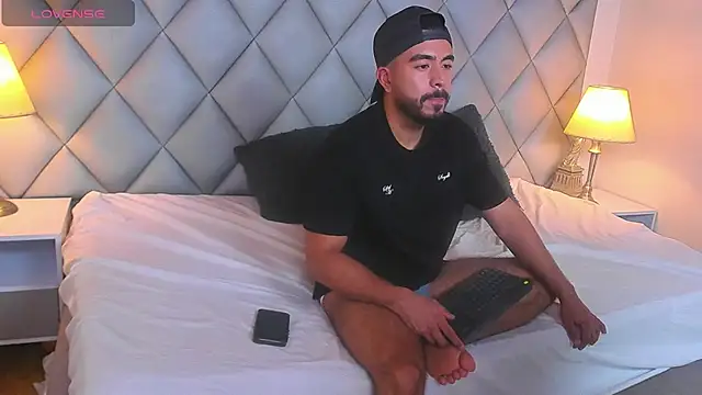 AaronVegaa's Webcam Show