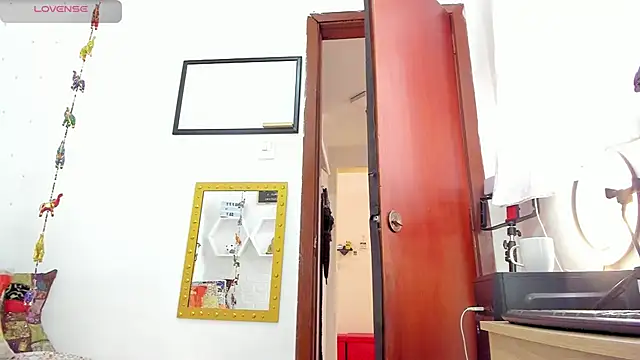 LadyNahir's Live XXX Chat