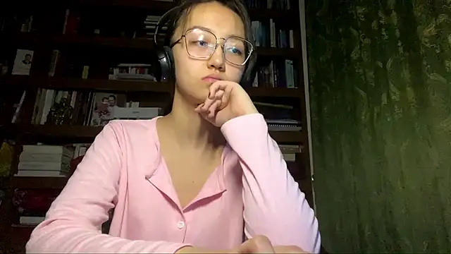 LinaClous' Live XXX Chat