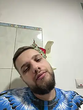 KingAdonisss: διαδικτυακό σόου στην κάμερα