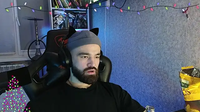 Nik_Namee: διαδικτυακό σόου στην κάμερα