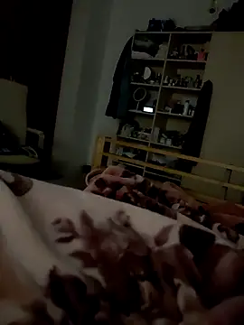 Halunja: διαδικτυακό σόου στην κάμερα