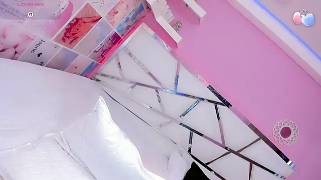 Show modela Miacuteee na web-kameri