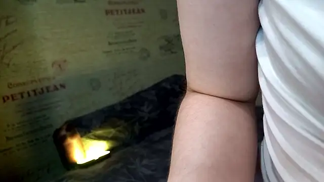 emi_less Chat XXX live