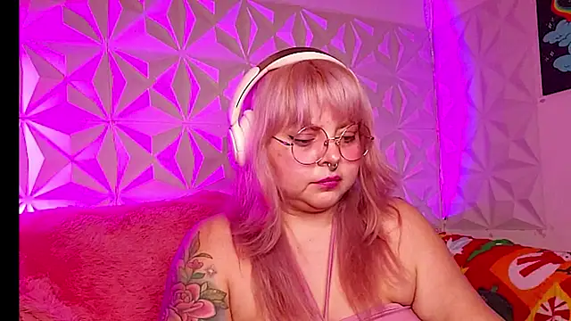 Show modela Satyn_doll na web-kameri