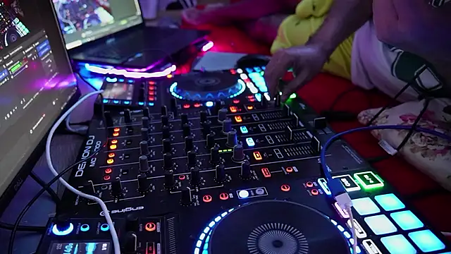 DJ_NYCADOR – Naživo XXX chat