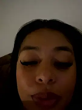 PUSHYLATE live XXX chat