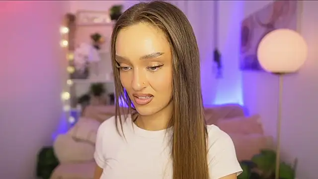 Clara_Nia Adlı Modelin Canlı XXX Sohbeti