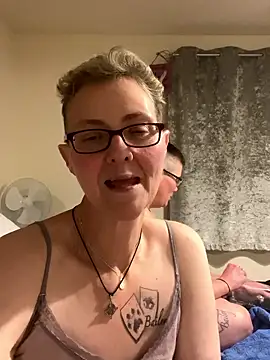 Curvy-JinxのライブXXXチャット